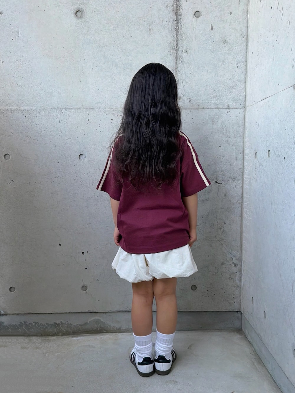 レッド系のTシャツ/カットソー、ホワイト系のその他パンツ、ホワイト系のスニーカーを着用したキッズの春コーディネートの3枚目の写真