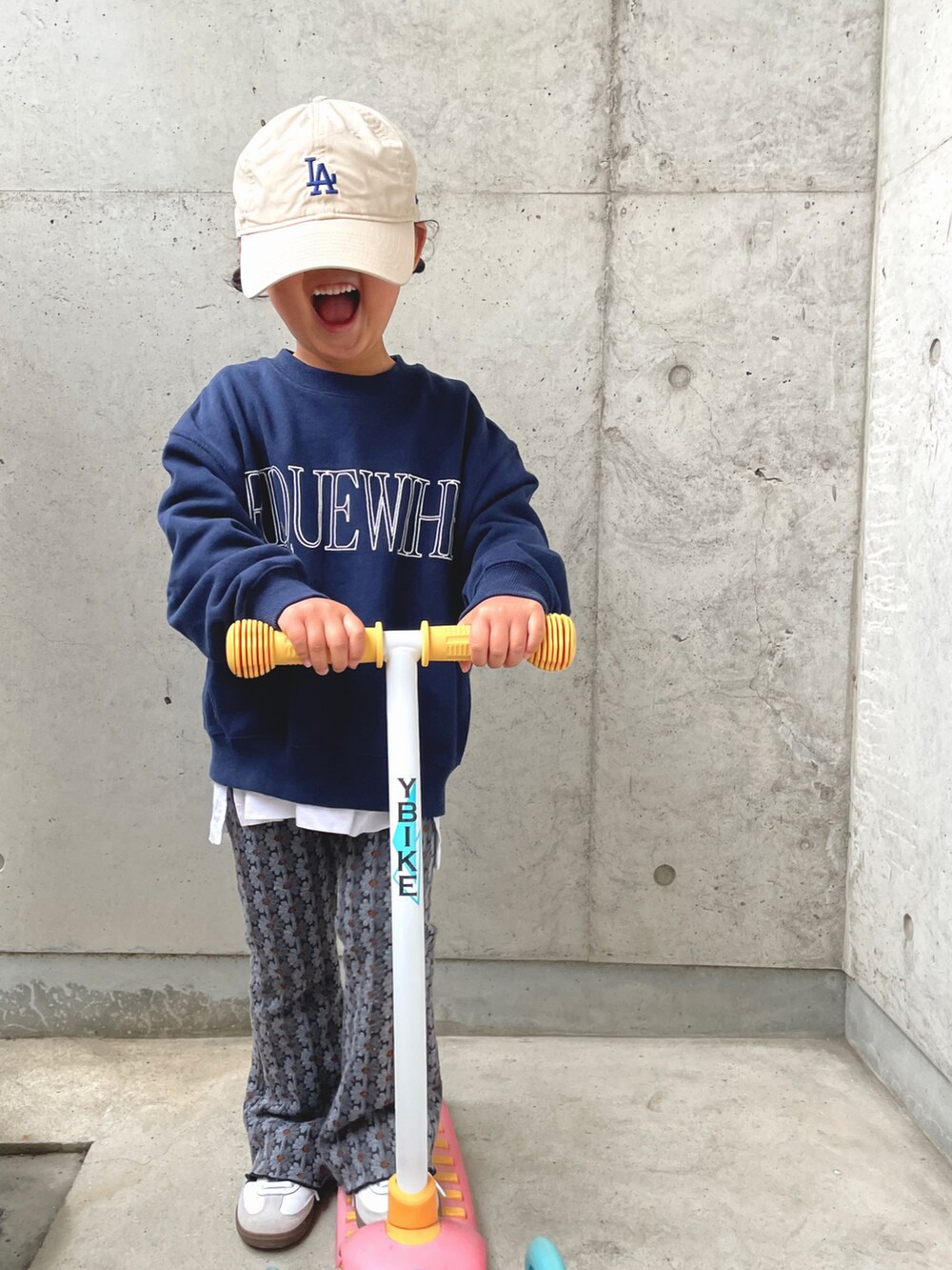 ホワイト系のスウェット、ホワイト系のTシャツ/カットソー、グレー系のその他パンツを着用したキッズの春コーディネートの2枚目の写真