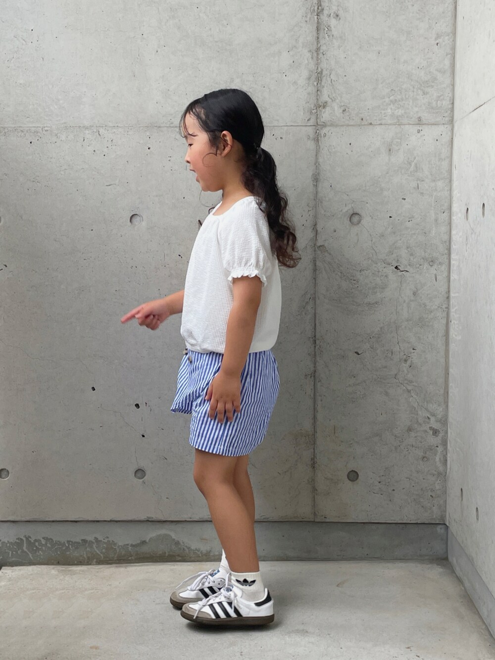 ブルー系のその他パンツ、ホワイト系のトップス、ホワイト系のスニーカーを着用したキッズの夏コーディネートの5枚目の写真