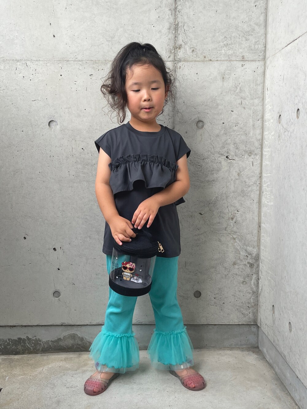 グレー系のタンクトップ、ホワイト系のサンダル、ブルー系のパンツを着用したキッズの夏コーディネートの2枚目の写真