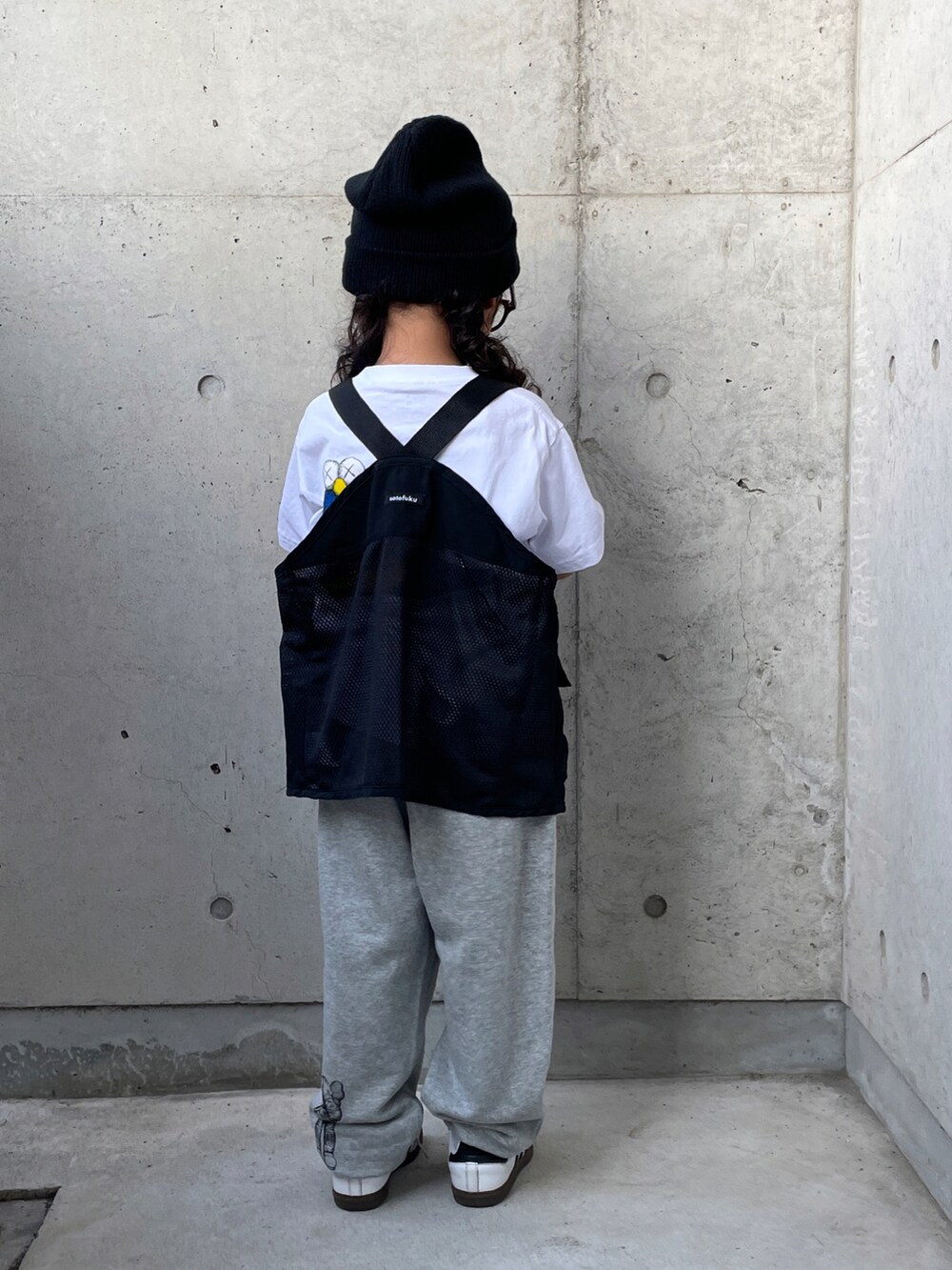 「アウトドアスタイル、秋コーデ、ベスト、白Tシャツ、スニーカー、ニット帽、メガネ女子、キッズコーデ、キッズファッション、カジュアルコーデ、メンズライク、スウェットパンツ、スウェット、モノトーン、UNIQLO」｜「WEGOのWEGO/2WAYショートビーニー（ニットキャップ/ビーニー、ブラック系）」を使った、ioooさん（キッズ・110cm）の秋コーディネートの3枚目の写真
