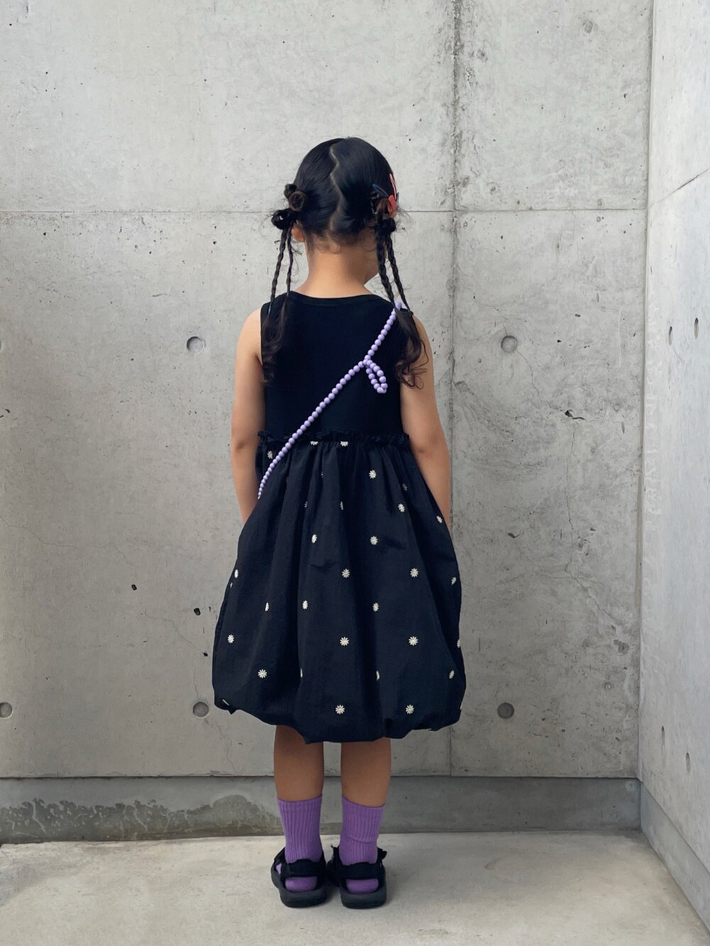 ブラック系のサンダル、ブラック系のワンピース、パープル系のソックス/靴下を着用したキッズの夏コーディネートの4枚目の写真