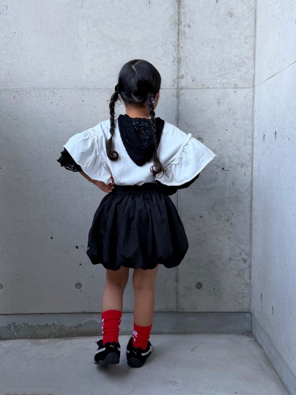 ホワイト系のTシャツ/カットソー、ブラック系のTシャツ/カットソー、ブラック系のスカートを着用したキッズの秋コーディネートの4枚目の写真