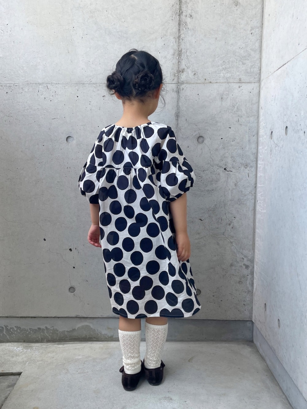 「ワンピース、パフスリーブ、キッズコーデ、キッズファッション、女の子、ドット柄、バレエシューズ、夏コーデ、お出かけコーデ、プチプラ、PR、こどもの森eshop」｜「CientaのCienta ベロアストラップシューズ(KIDS)（バレエシューズ、ブラウン系）」を使った、ioooさん（キッズ・110cm）の春コーディネートの3枚目の写真