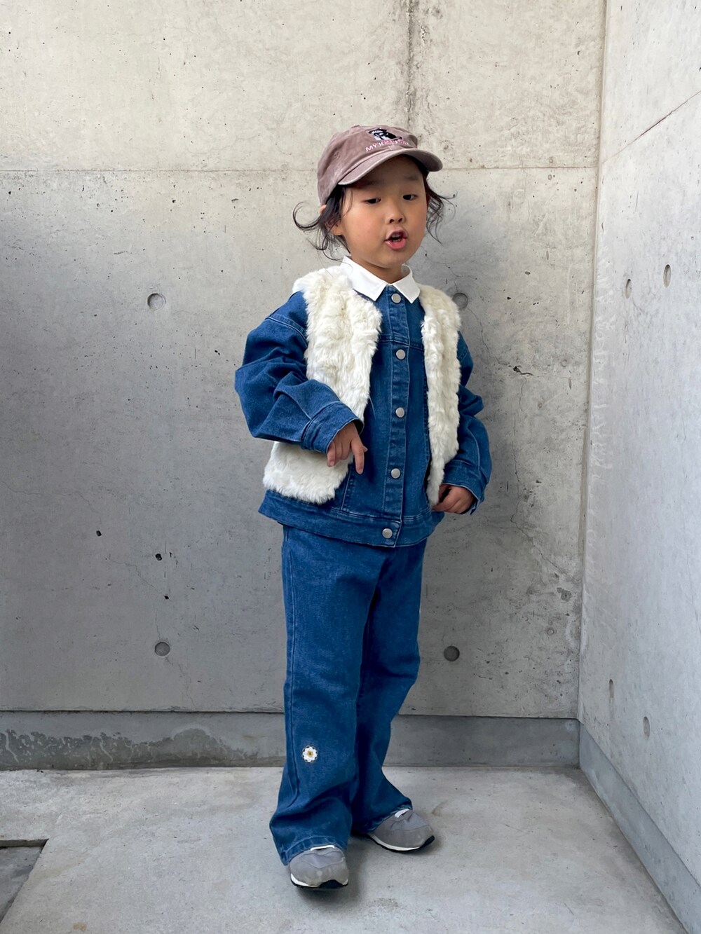 ブルー系のデニムパンツ、ブルー系のデニムジャケット、グレー系のスニーカーを着用したキッズの冬コーディネートの5枚目の写真