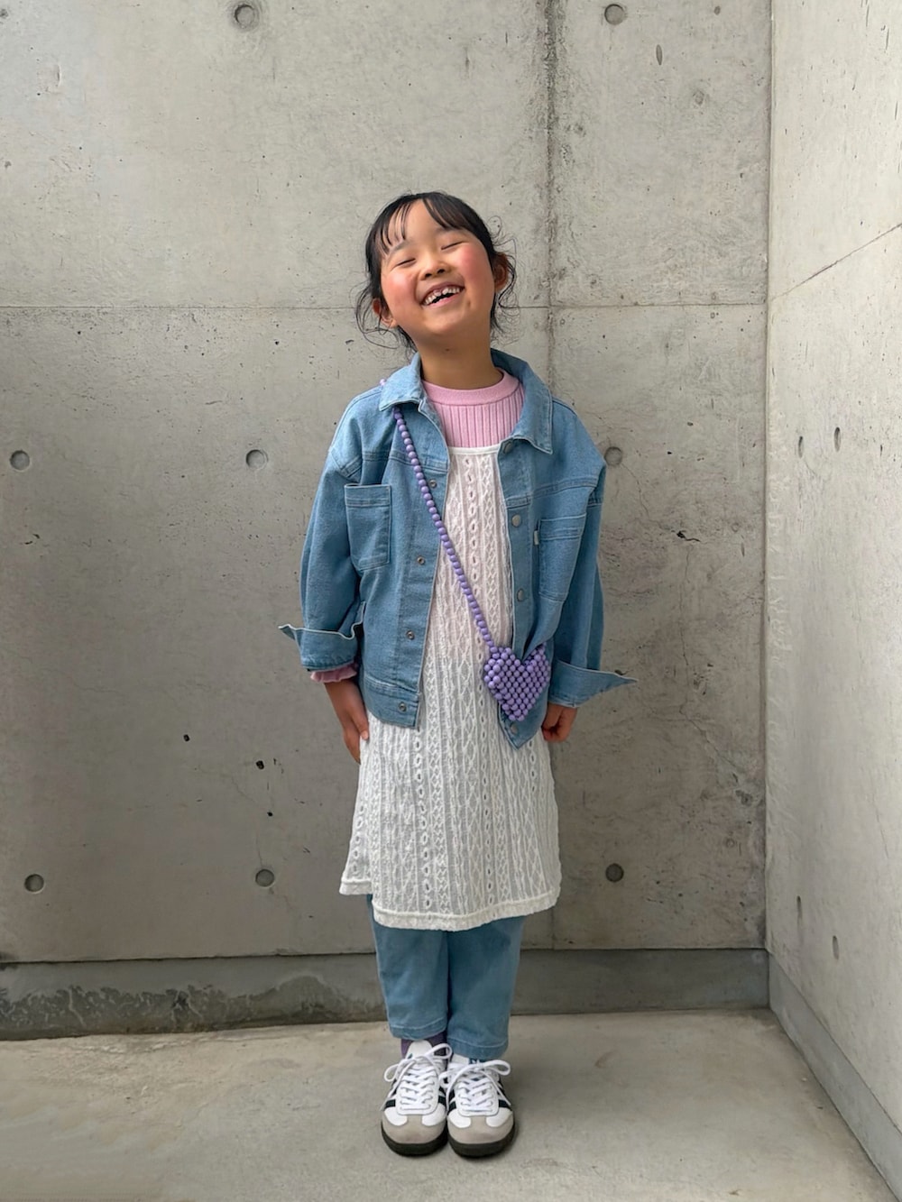 ブルー系のデニムパンツ、グレー系のスウェットパンツ、ホワイト系のスニーカーを着用したキッズの春コーディネートの4枚目の写真