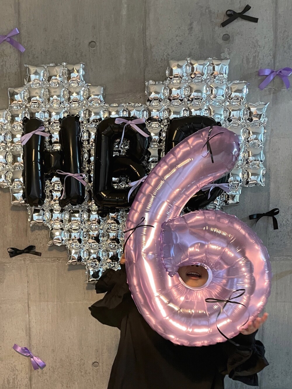 ブラック系のワンピース、シルバー系のコスチューム/パーティーグッズ、ピンク系のヘッドフォン/イヤホンを着用したキッズの秋コーディネートの3枚目の写真