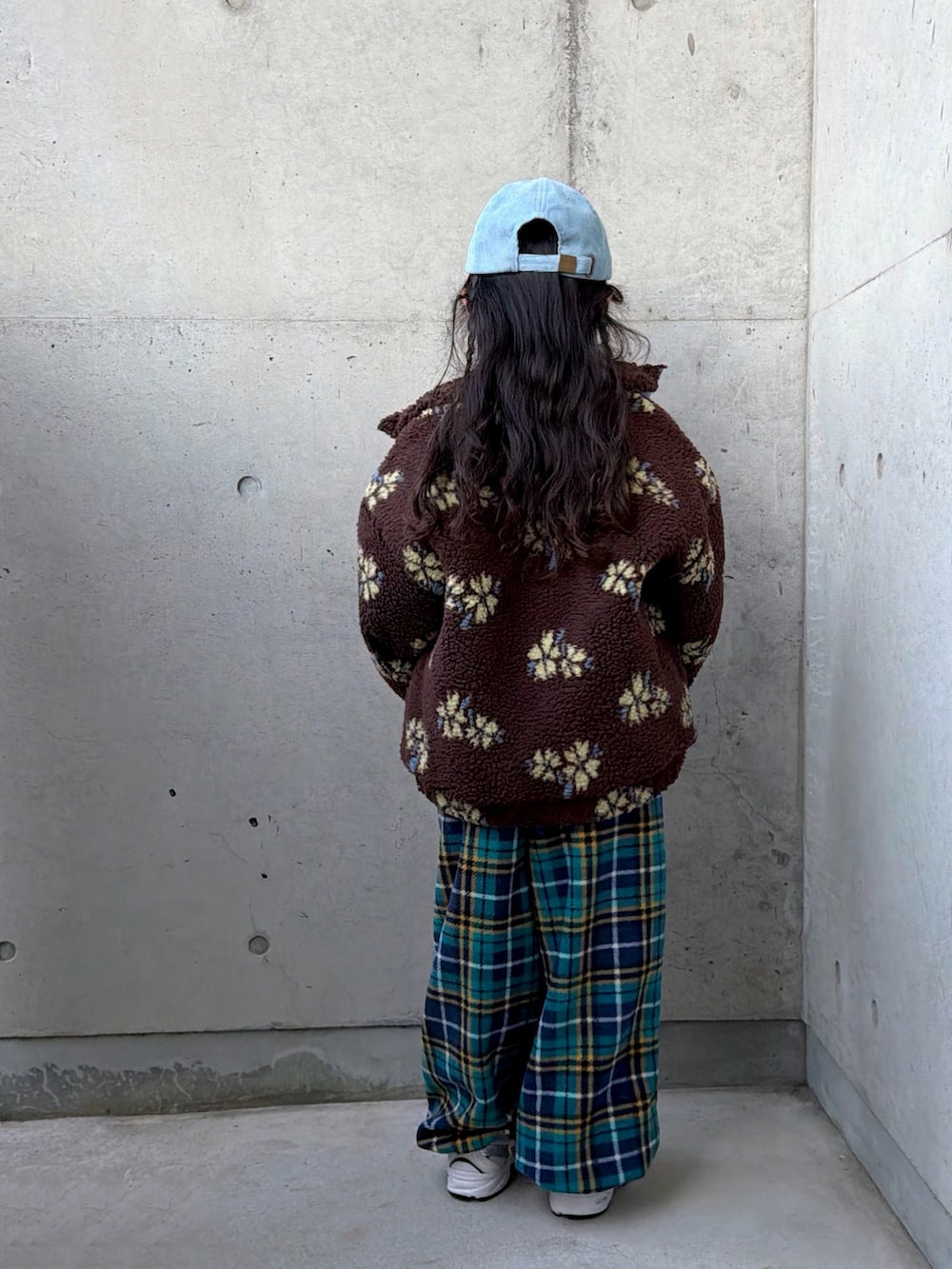 ホワイト系のスニーカー、ブラウン系のジャケット/アウター、グリーン系のパンツを着用したキッズの冬コーディネートの4枚目の写真