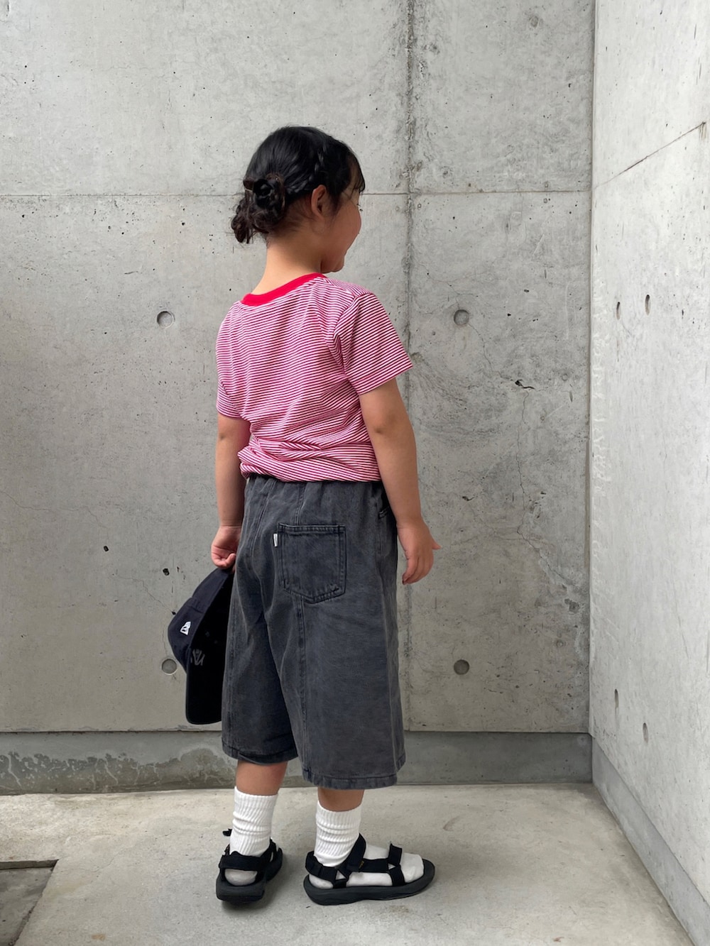 「ボーダー、やっぱり帽子が好き、デニムパンツ、サンダル、キッズコーデ」｜「DANTONのDANTON / KIDS' SHORT SLEEVE INNER T-SHIRT STRIPE 2025SS（105～135cm）（Tシャツ/カットソー、レッド系）」を使った、ioooさん（キッズ・110cm）の春コーディネートの4枚目の写真