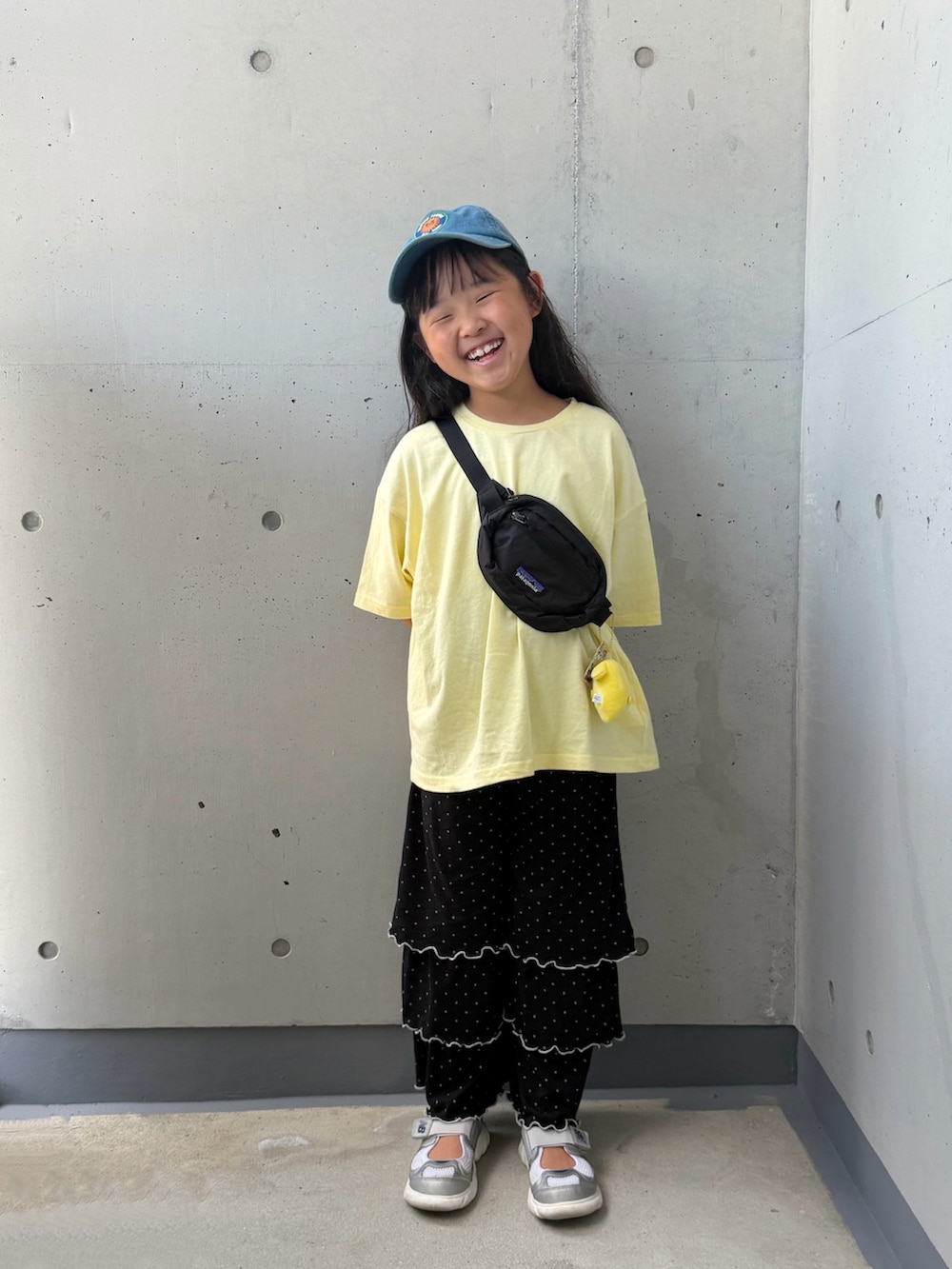 ブラック系のボディバッグ/ウエストポーチ、ブラック系のその他パンツ、シルバー系のスニーカーを着用したキッズの夏コーディネートの4枚目の写真