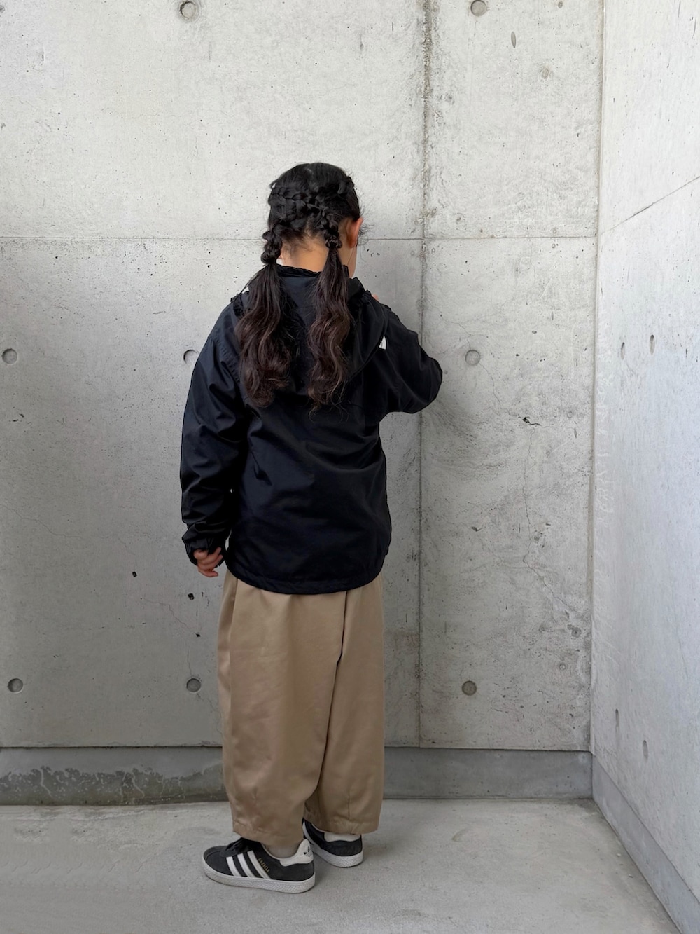 ブラック系のTシャツ/カットソー、ブラック系のマウンテンパーカー、イエロー系のその他パンツを着用したキッズの春コーディネートの3枚目の写真