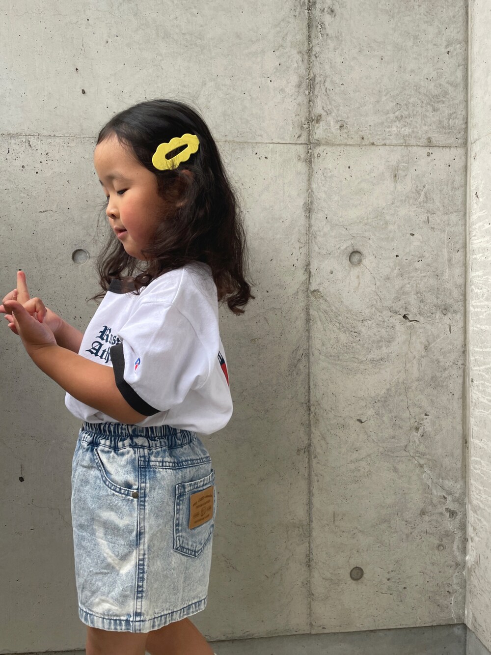 グレー系のスニーカー、ブルー系のデニムパンツ、ホワイト系のTシャツ/カットソーを着用したキッズの春コーディネートの4枚目の写真