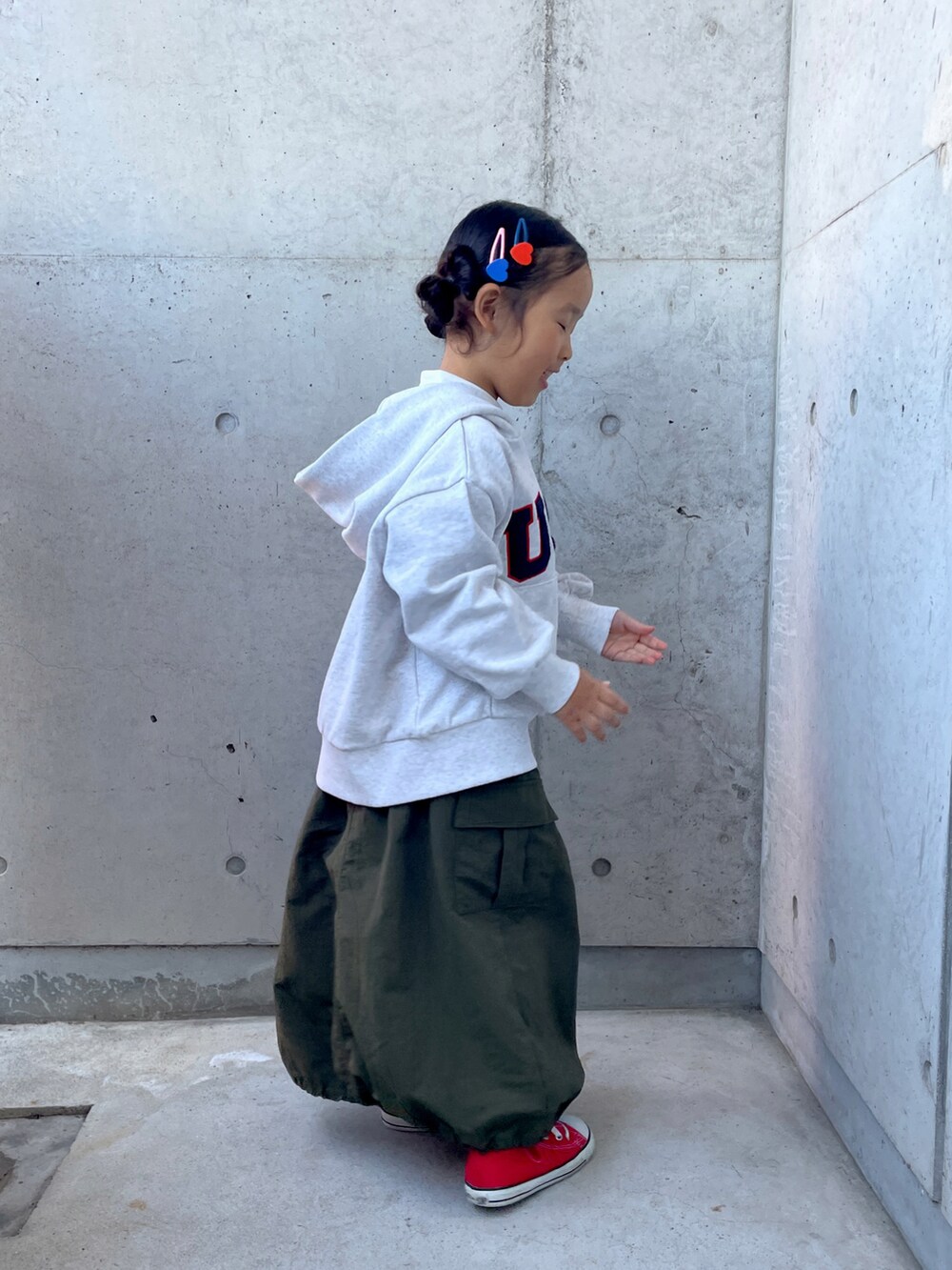 「パーカー、ロングスカート、キッズコーデ、冬コーデ、ラガーシャツ、ハイカットスニーカー、秋冬コーデ、ヘアアレンジ、カーゴスカート、オーバーサイズ」｜「LEPSIMの【KIDS】ラガーシャツ　158622（Tシャツ/カットソー、ピンク系）」を使った、ioooさん（キッズ・110cm）の秋コーディネートの3枚目の写真