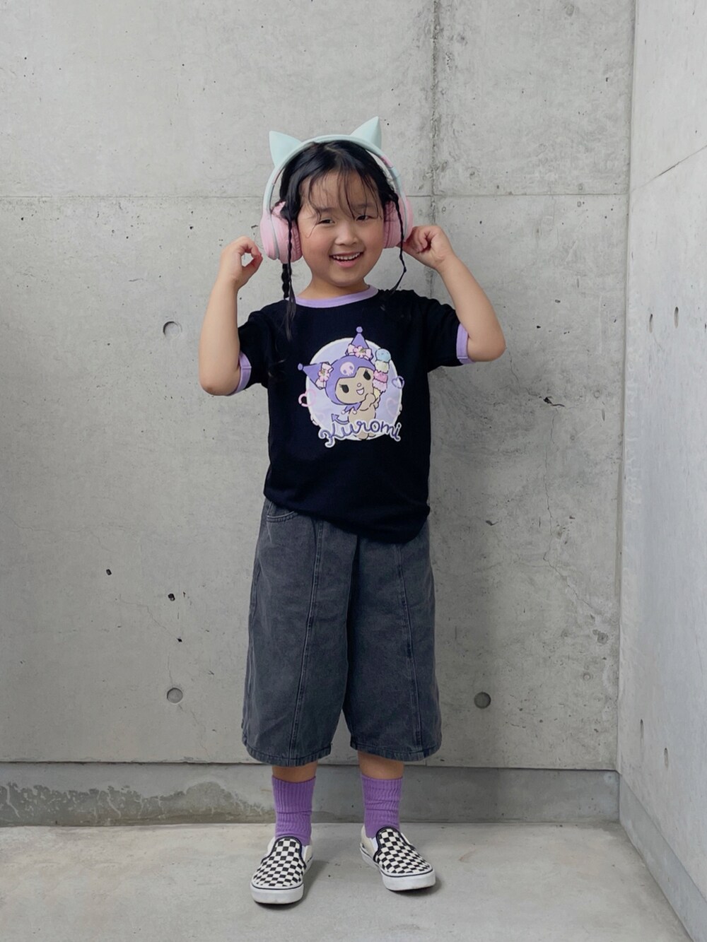 ブラック系のデニムパンツ、ブラック系のスリッポン、ブラック系のTシャツ/カットソーを着用したキッズの夏コーディネートの3枚目の写真