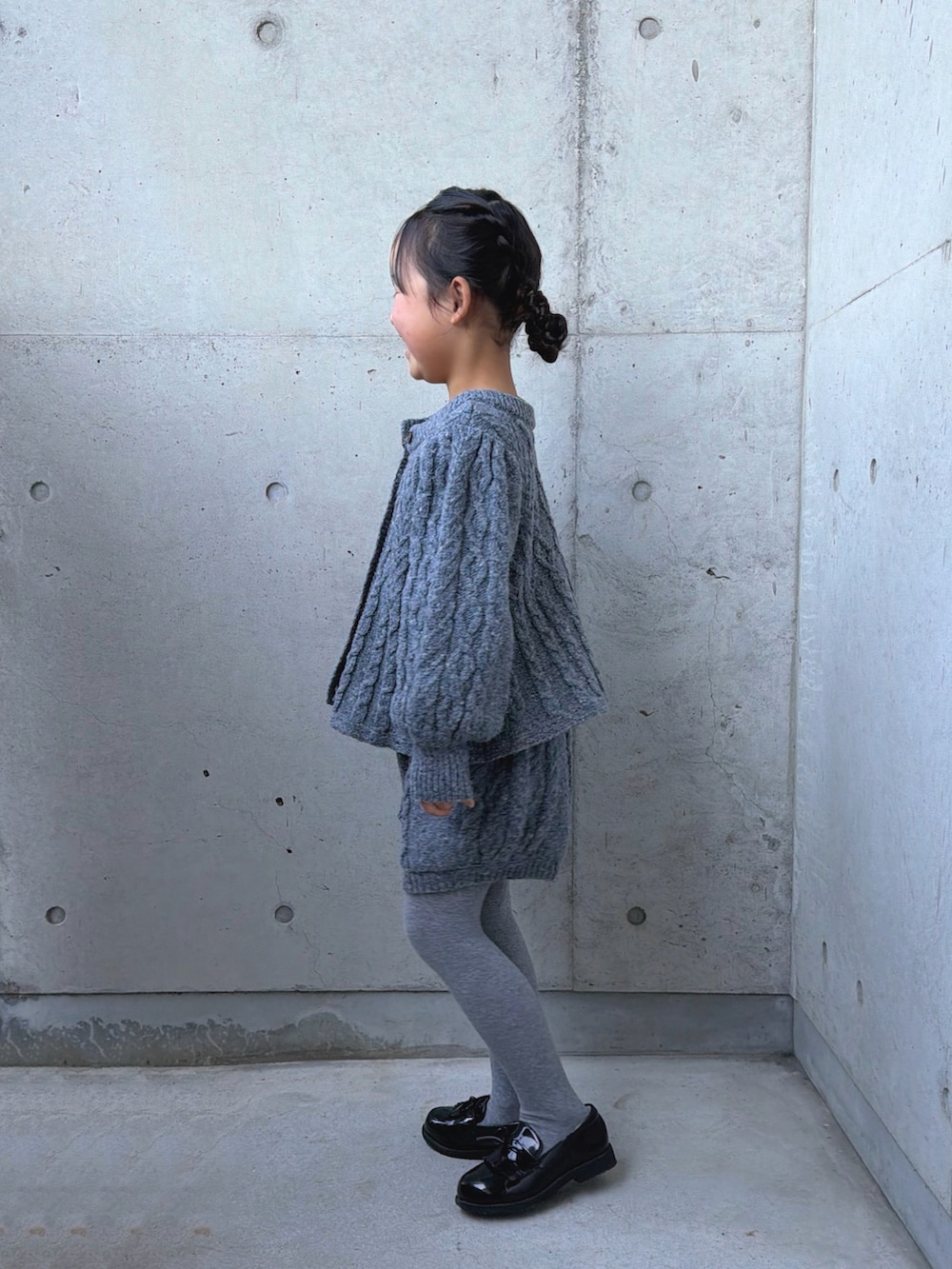 グレー系のニット/セーター、グレー系のその他パンツ、その他のローファーを着用したキッズの冬コーディネートの2枚目の写真