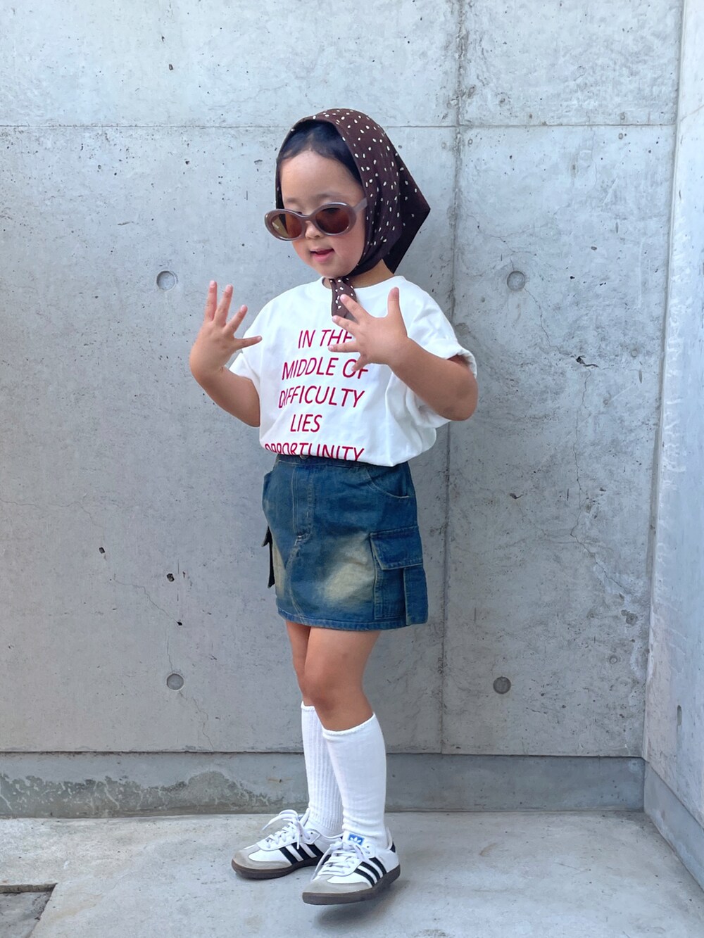 ブルー系のスカート、ホワイト系のTシャツ/カットソー、ホワイト系のスニーカーを着用したキッズの夏コーディネートの4枚目の写真