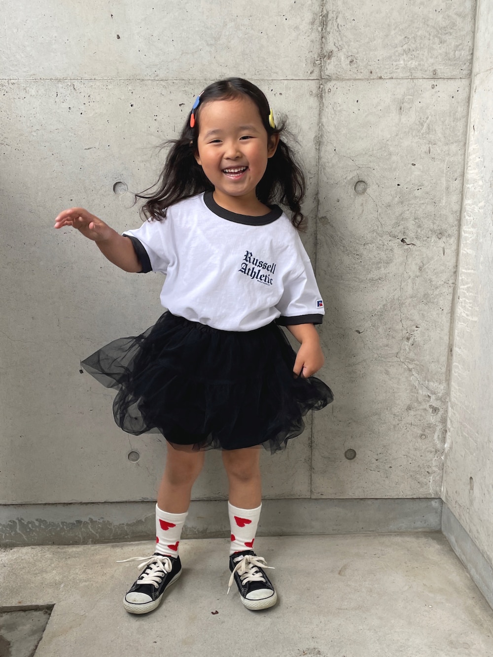 「キッズゴーデ、デートコーデ、おんなのこ、リンガーTシャツ、チュールスカート、モノトーン、夏だ！Tシャツ着よう！、スニーカーコーデ、スニーカー、ガーリー、モノトーンコーデ、キッズファッション、おしゃれさんと繋がりたい、アメカジ、カジュアルコーデ」｜「Russell Athleticの【別注】＜RUSSELL ATHLETIC＞プリント リンガー Tシャツ 100cm-130cm（Tシャツ/カットソー、ホワイト系）」を使った、ioooさん（キッズ・110cm）の春コーディネートの5枚目の写真