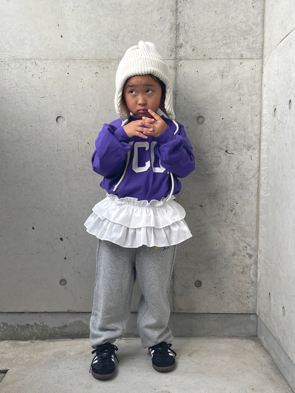 グレー系のパンツ、パープル系のTシャツ/カットソー、ブラック系のスニーカーを着用したキッズの秋コーディネートの4枚目の写真