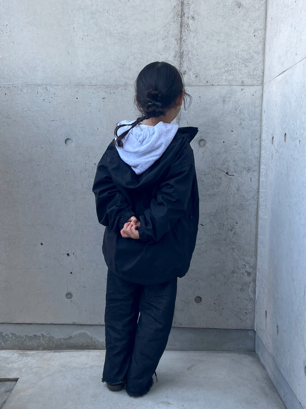 ブラック系のシューズ、グレー系のスウェット、ブラック系のパンツを着用したキッズの冬コーディネートの2枚目の写真