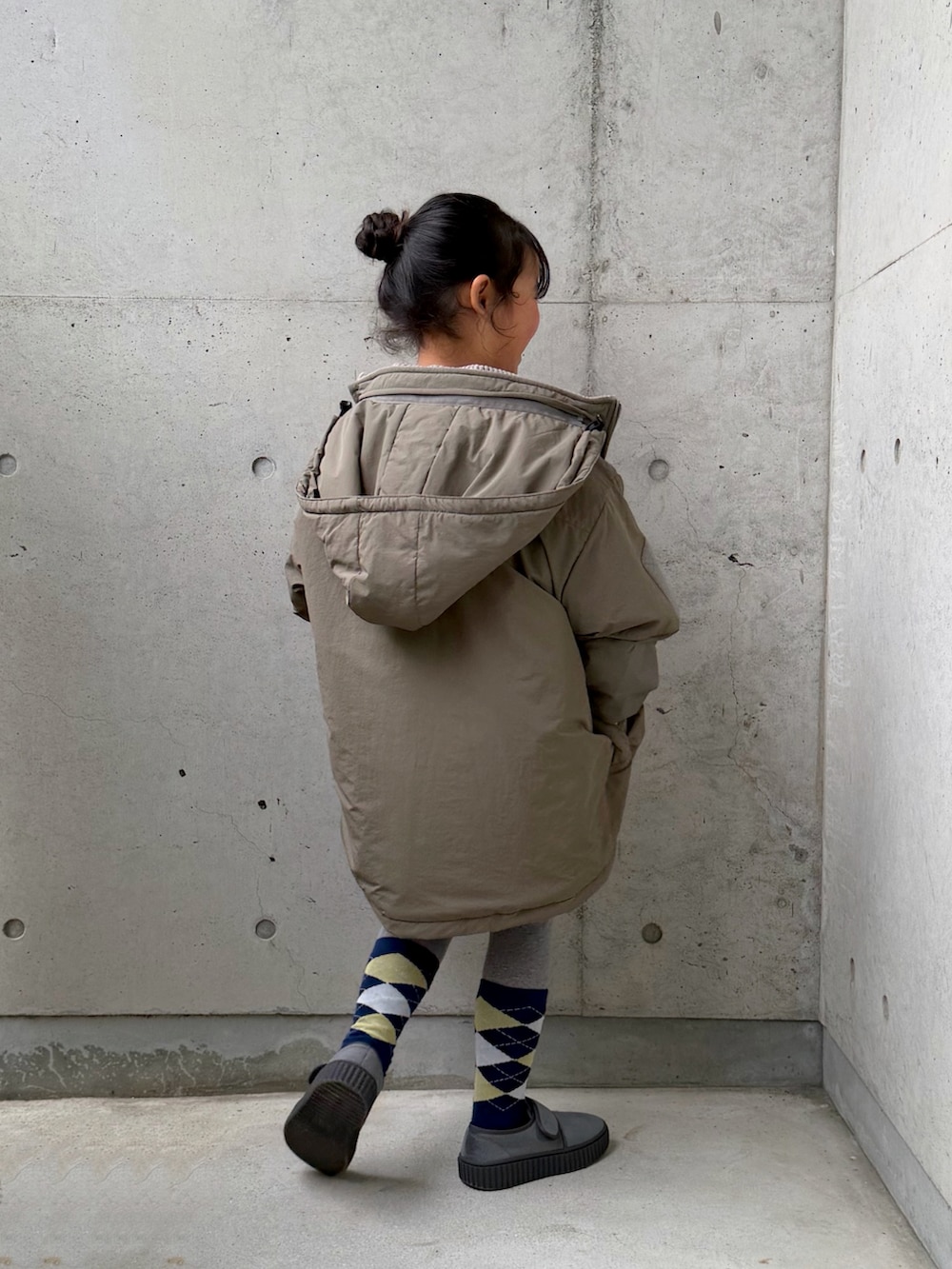 グレー系のその他シューズ、グレー系のスウェット、グリーン系のブルゾンを着用したキッズの冬コーディネートの3枚目の写真