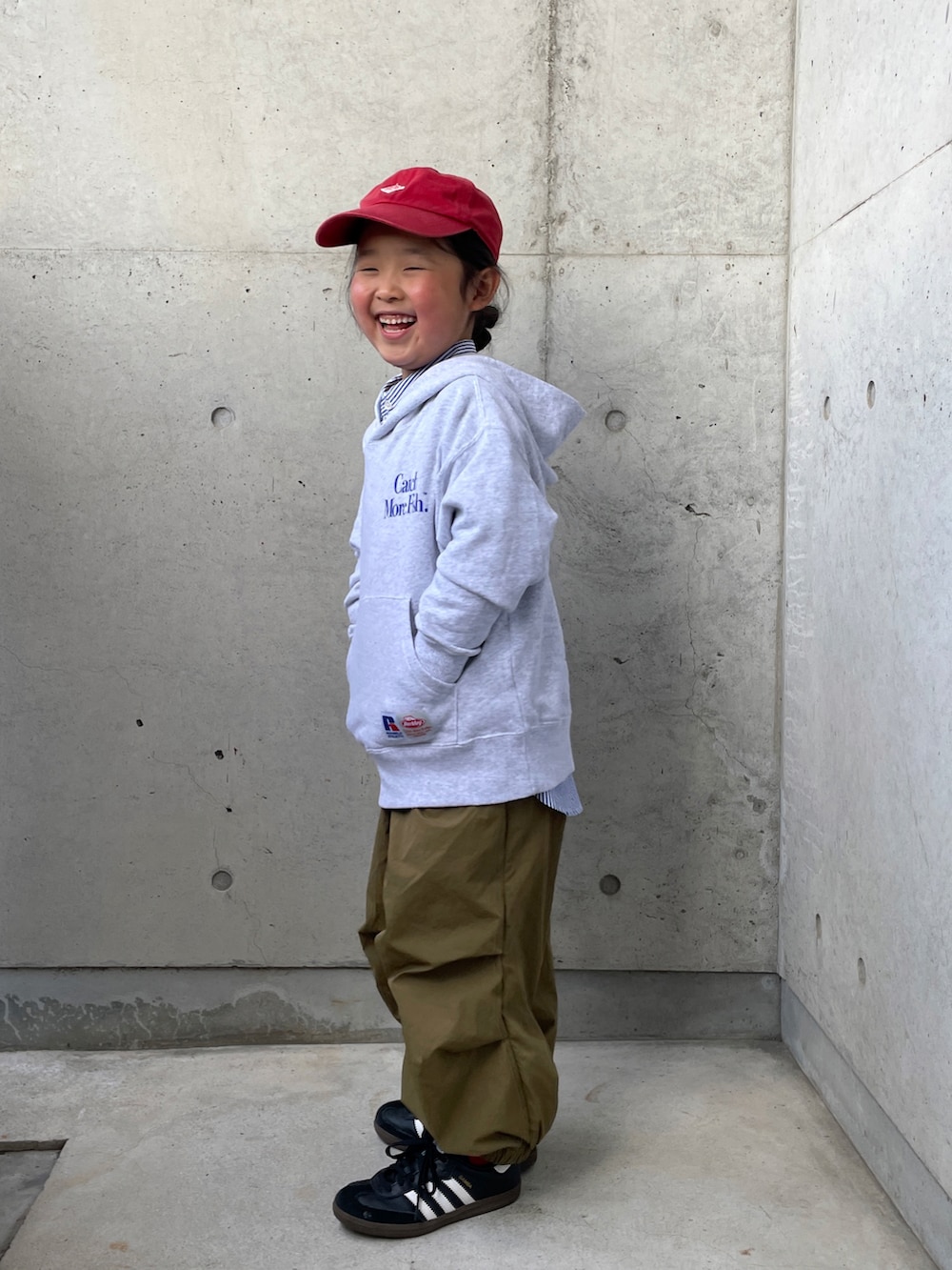 グレー系のスウェット、ブルー系のシャツ/ブラウス、グリーン系のパンツを着用したキッズの冬コーディネートの3枚目の写真