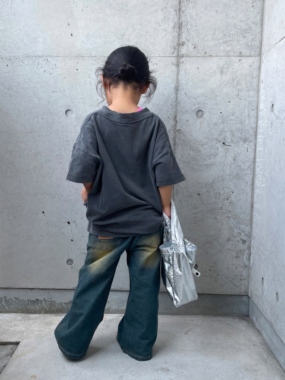 ピンク系のキャミソール、ブルー系のパンツ、グレー系のTシャツ/カットソーを着用したキッズの夏コーディネートの2枚目の写真