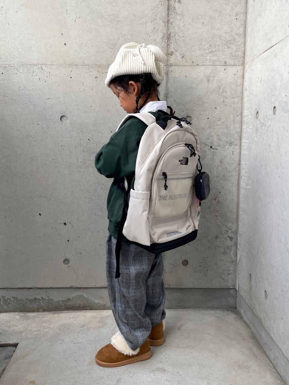 グリーン系のトップス、グレー系のパンツ、ホワイト系のシャツ/ブラウスを着用したキッズの秋コーディネートの3枚目の写真