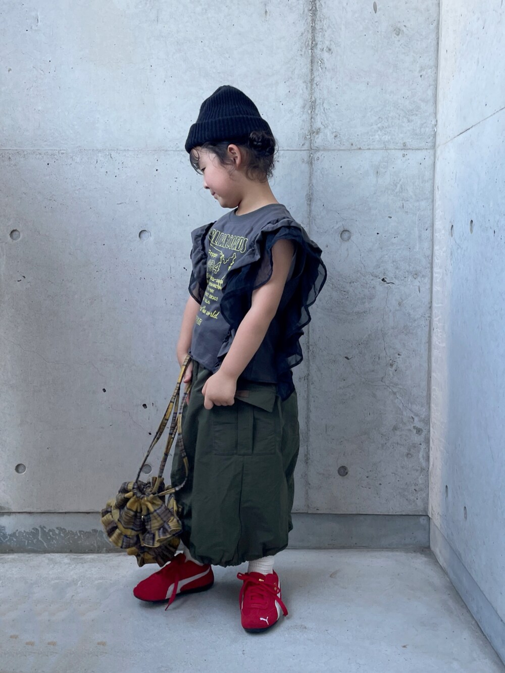 グレー系のTシャツ/カットソー、イエロー系のバックパック/リュック、レッド系のスニーカーを着用したキッズの秋コーディネートの4枚目の写真