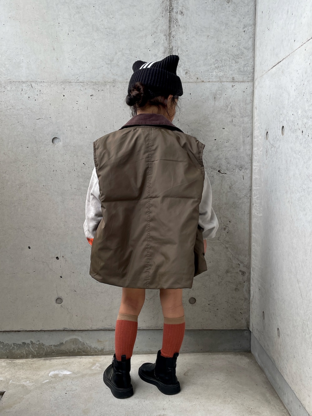 ブラック系のその他パンツ、グリーン系のブルゾン、ホワイト系のTシャツ/カットソーを着用したキッズの秋コーディネートの4枚目の写真