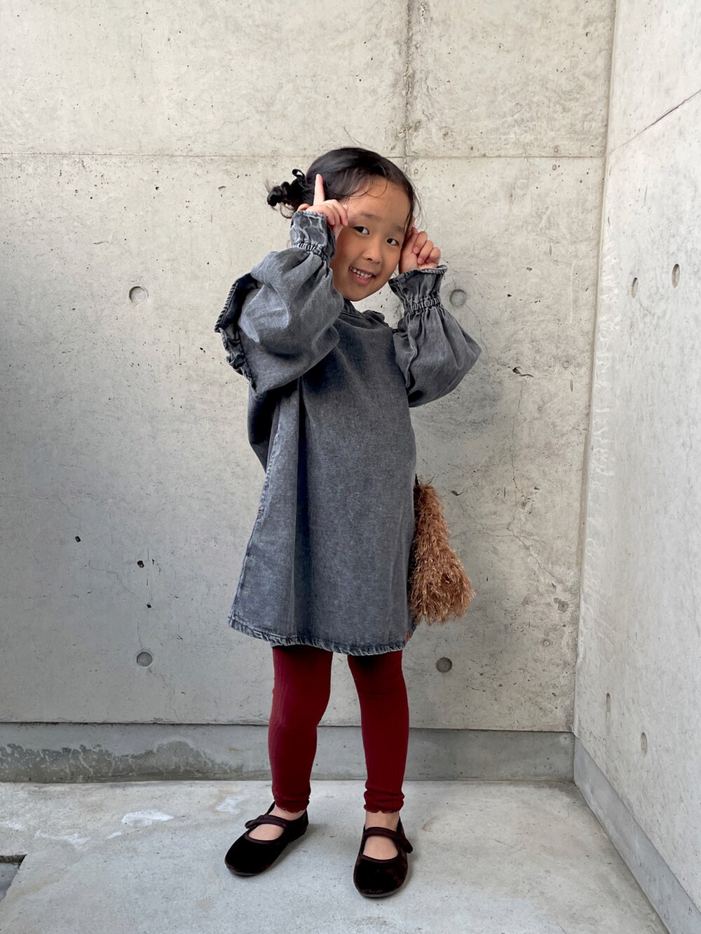 ブラウン系のショルダーバッグ、ブラウン系のバレエシューズ、ベージュ系のダッフルコートを着用したキッズの秋コーディネートの3枚目の写真