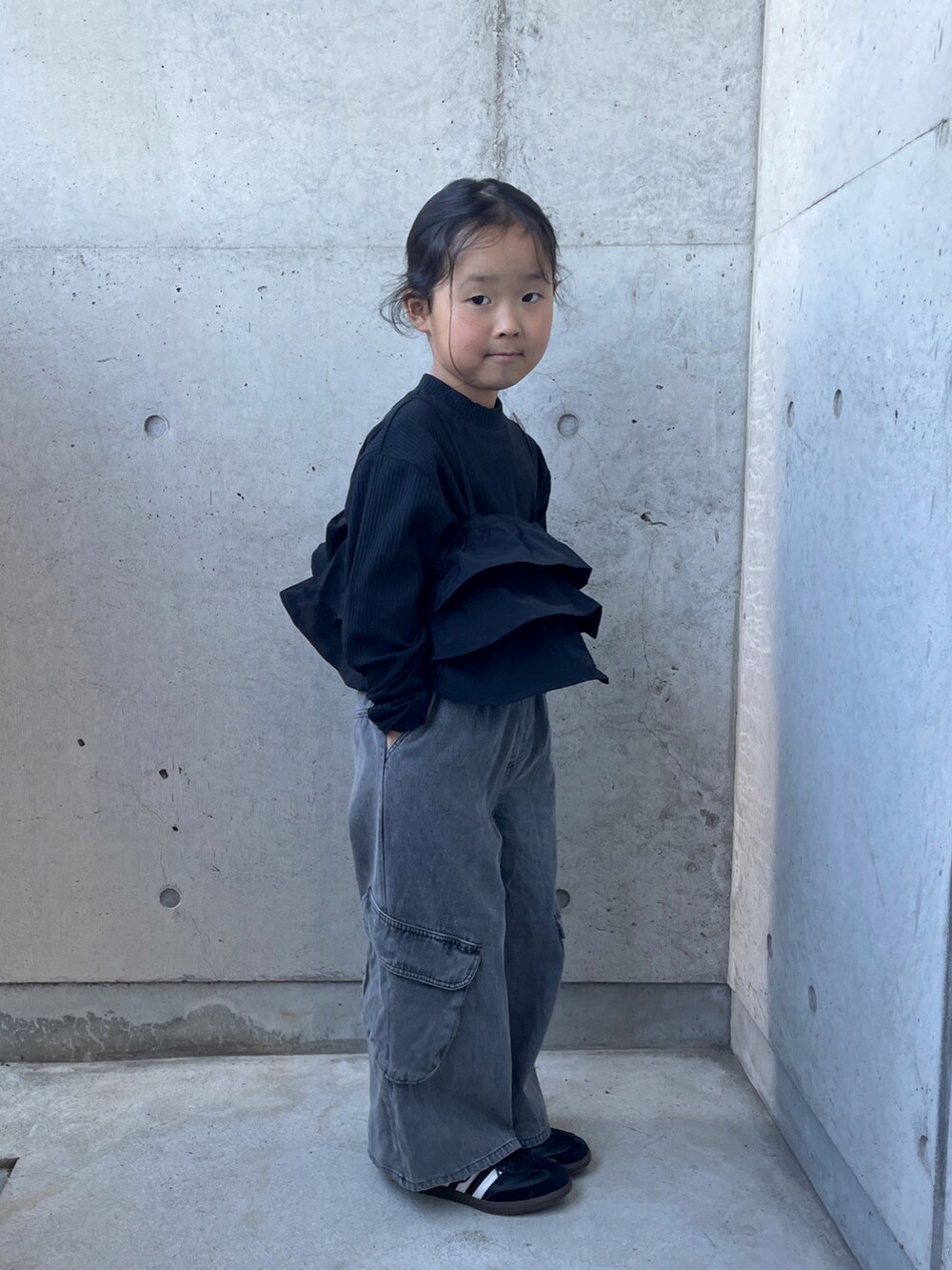 「きれいめカジュアル、ブラックコーデ、デニムパンツ、キッズファッション、スニーカー、キャミソール、ヘアアレンジ、モード」｜「Birthdayの品番：216-0935（パンツ、ブラック系）」を使った、ioooさん（キッズ・110cm）の冬コーディネートの3枚目の写真