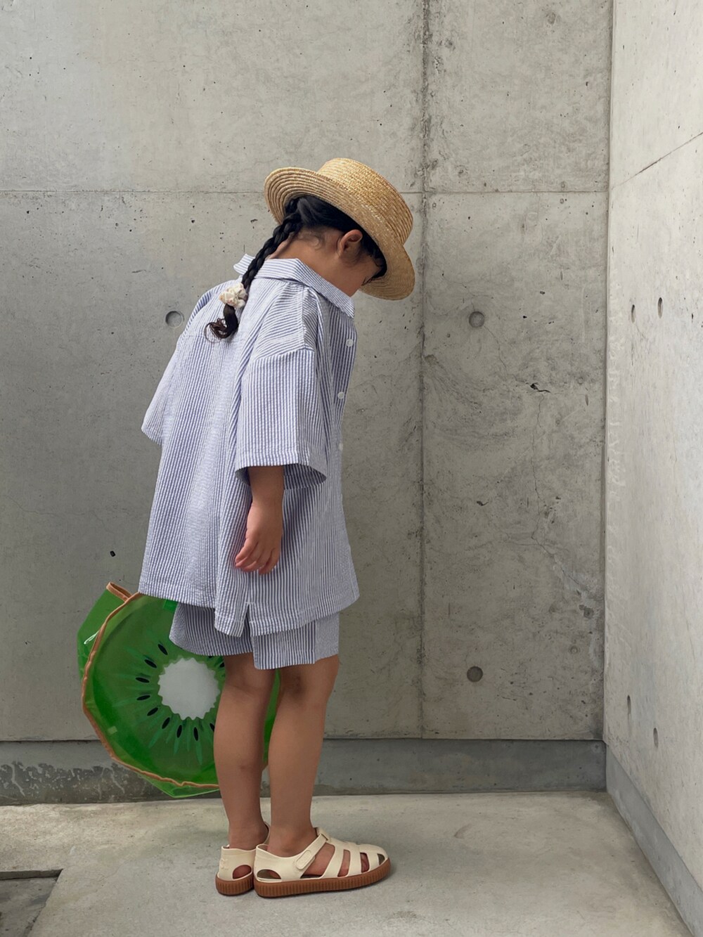 「サンダル、夏コーデ、セットアップ、カンカン帽、キッズコーデ、麦わら帽子、シャツスタイル」|「b・ROOMの【セットアップ可能】ビッグシルエットアソート半袖シャツ(シャツ/ブラウス、ブルー系)」を使った、ioooさん(キッズ・110cm)の夏コーディネートの5枚目の写真