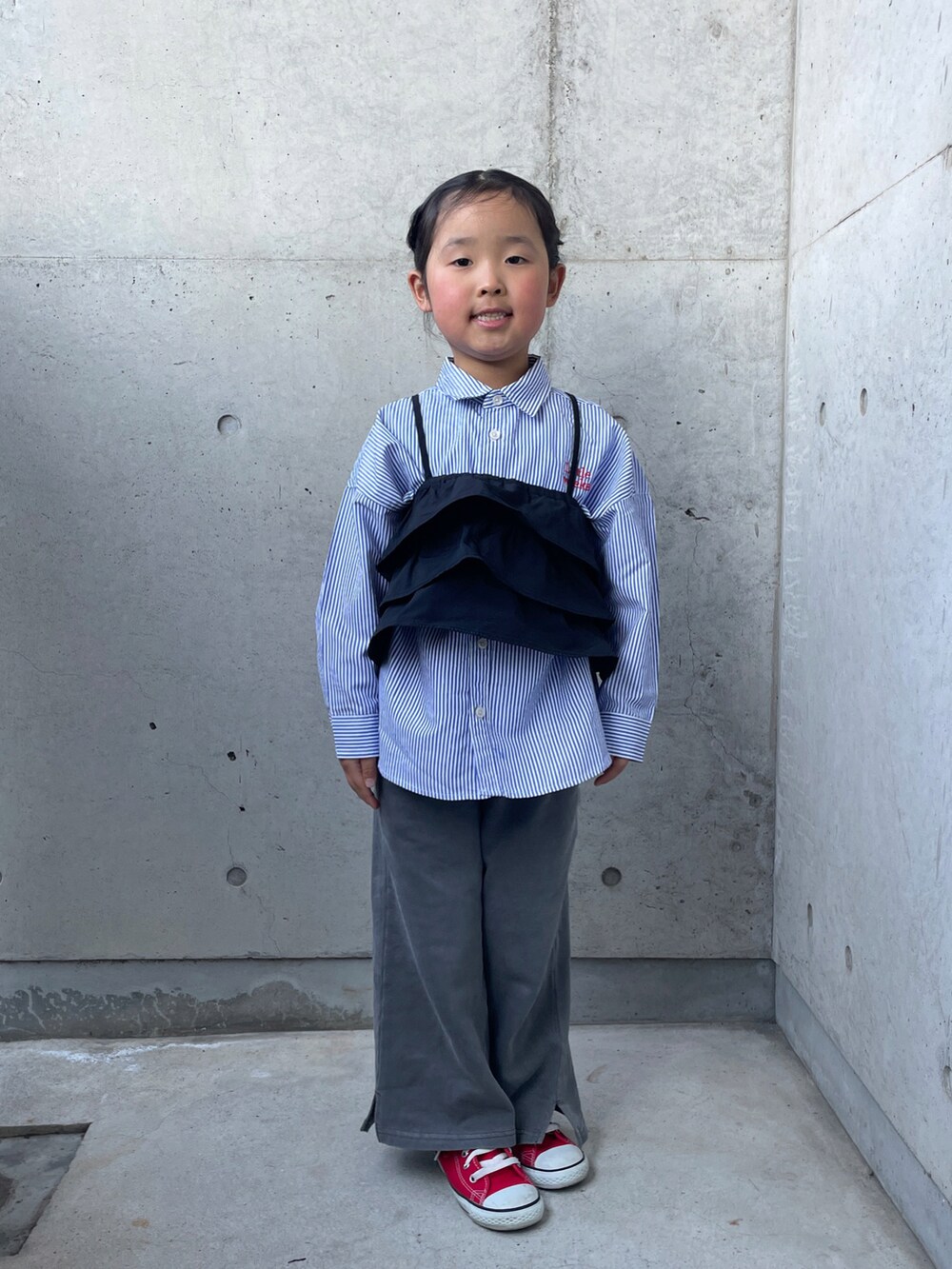 「シャツスタイル、ストライプシャツ、ビスチェ、スウェットパンツ、ハイカットスニーカー、キッズコーデ」｜「CONVERSEのconverse コンバース CHILD ALL STAR N Z HI キッズスニーカー(チャイルドオールスターNZHI)（スニーカー、レッド系）」を使った、ioooさん（キッズ・110cm）の春コーディネートの5枚目の写真