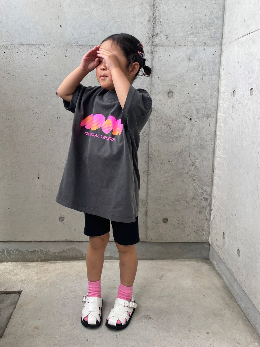 ホワイト系のサンダル、グレー系のTシャツ/カットソー、ブラック系のレギンス/スパッツを着用したキッズの春コーディネートの2枚目の写真