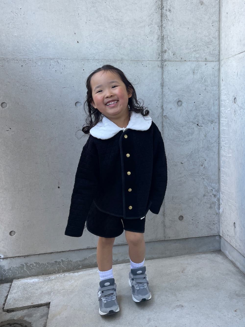 ホワイト系のシャツ/ブラウス、ブラック系のカーディガン/ボレロ、ブラック系のその他パンツを着用したキッズの春コーディネートの2枚目の写真