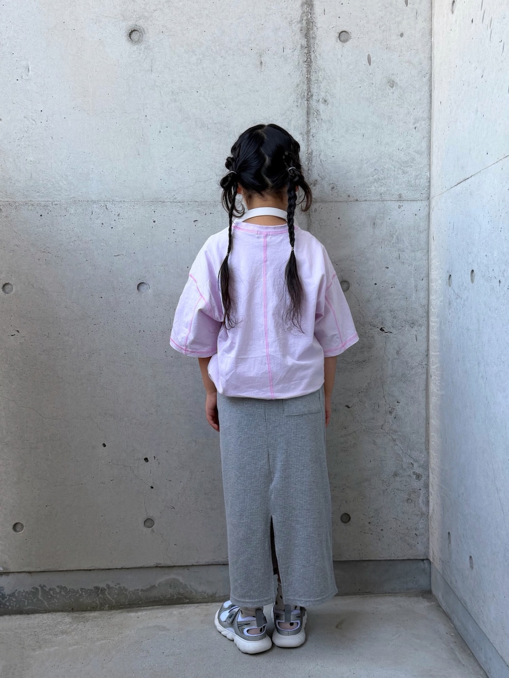 パープル系のTシャツ/カットソー、グレー系のスカート、シルバー系のスニーカーを着用したキッズの春コーディネートの4枚目の写真