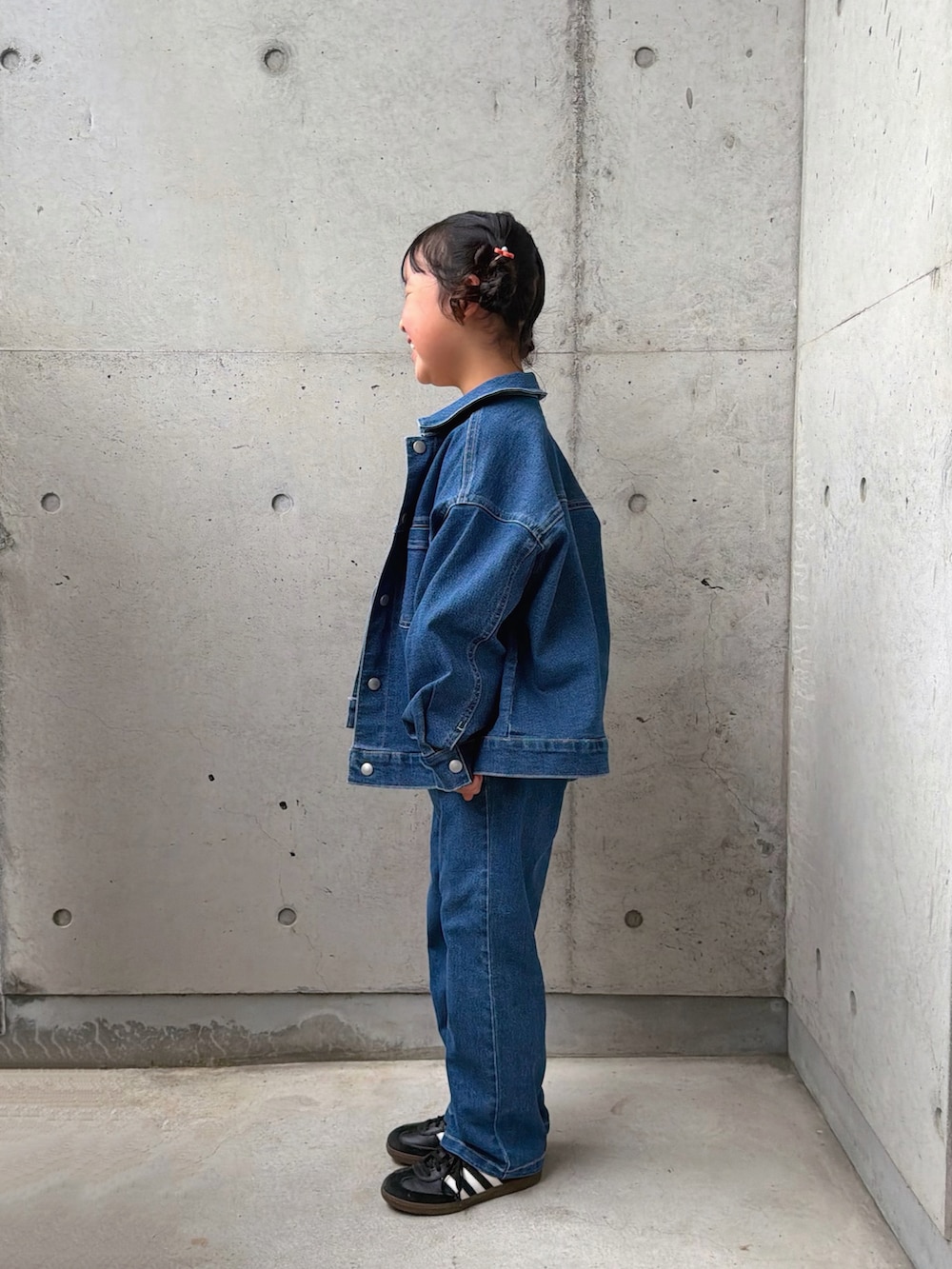 ホワイト系のスウェット、ブルー系のデニムジャケット、ブルー系のデニムパンツを着用したキッズの春コーディネートの2枚目の写真