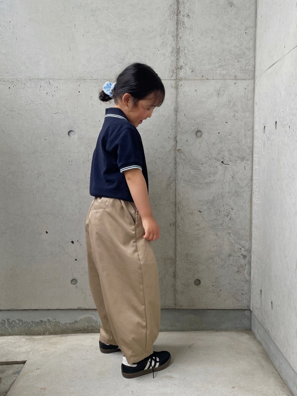 ブルー系のポロシャツ、イエロー系のその他パンツ、ブラック系のスニーカーを着用したキッズの春コーディネートの4枚目の写真