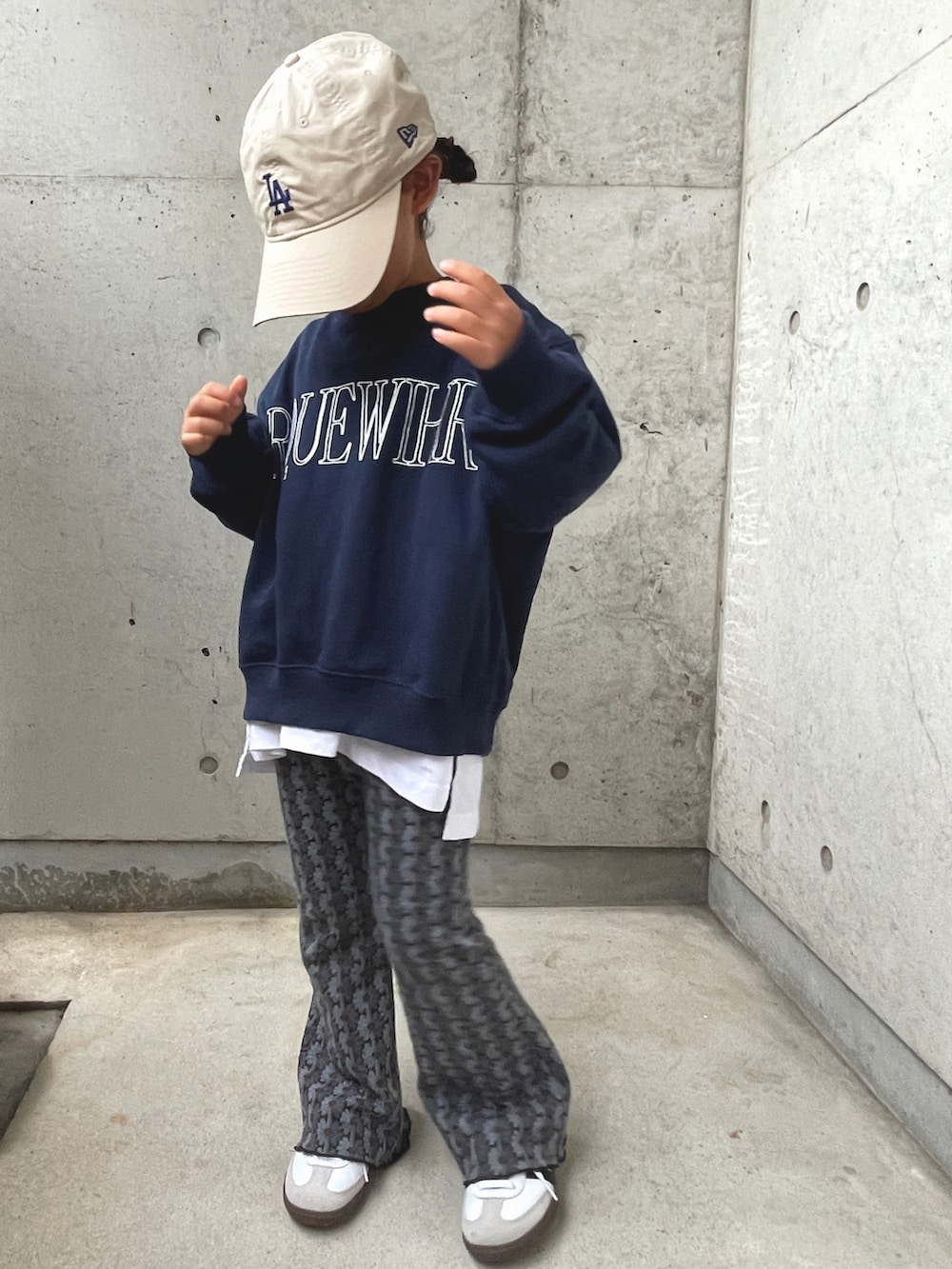 ホワイト系のスウェット、ホワイト系のTシャツ/カットソー、グレー系のその他パンツを着用したキッズの春コーディネートの4枚目の写真