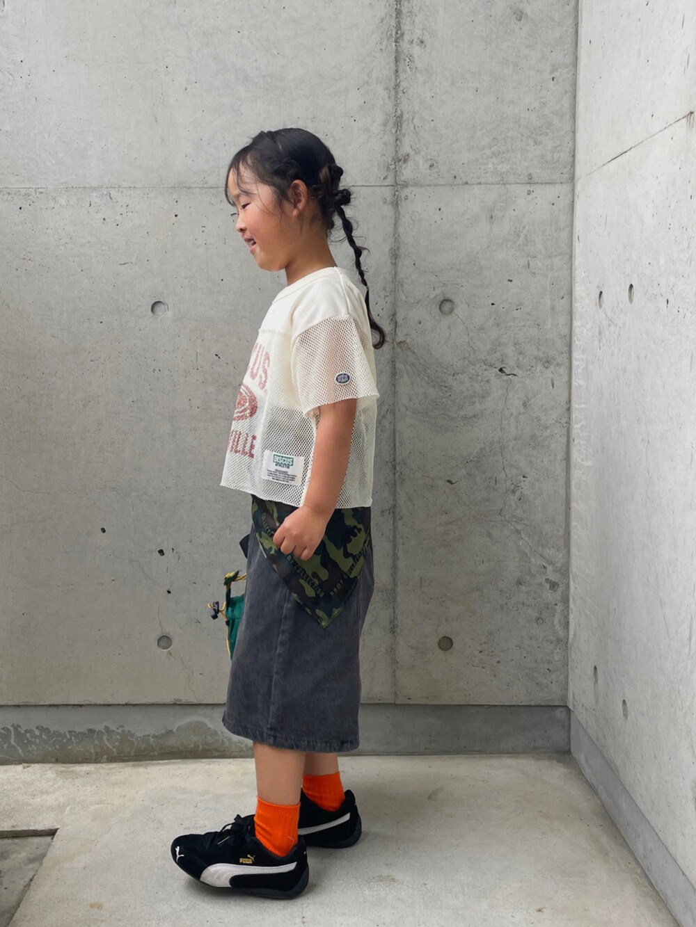 ホワイト系のTシャツ/カットソー、ブラック系のデニムパンツ、ブラック系のスニーカーを着用したキッズの夏コーディネートの2枚目の写真