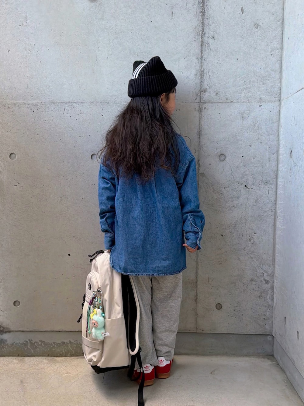 グレー系のスウェットパンツ、レッド系のスニーカー、ブルー系のシャツ/ブラウスを着用したキッズの冬コーディネートの3枚目の写真