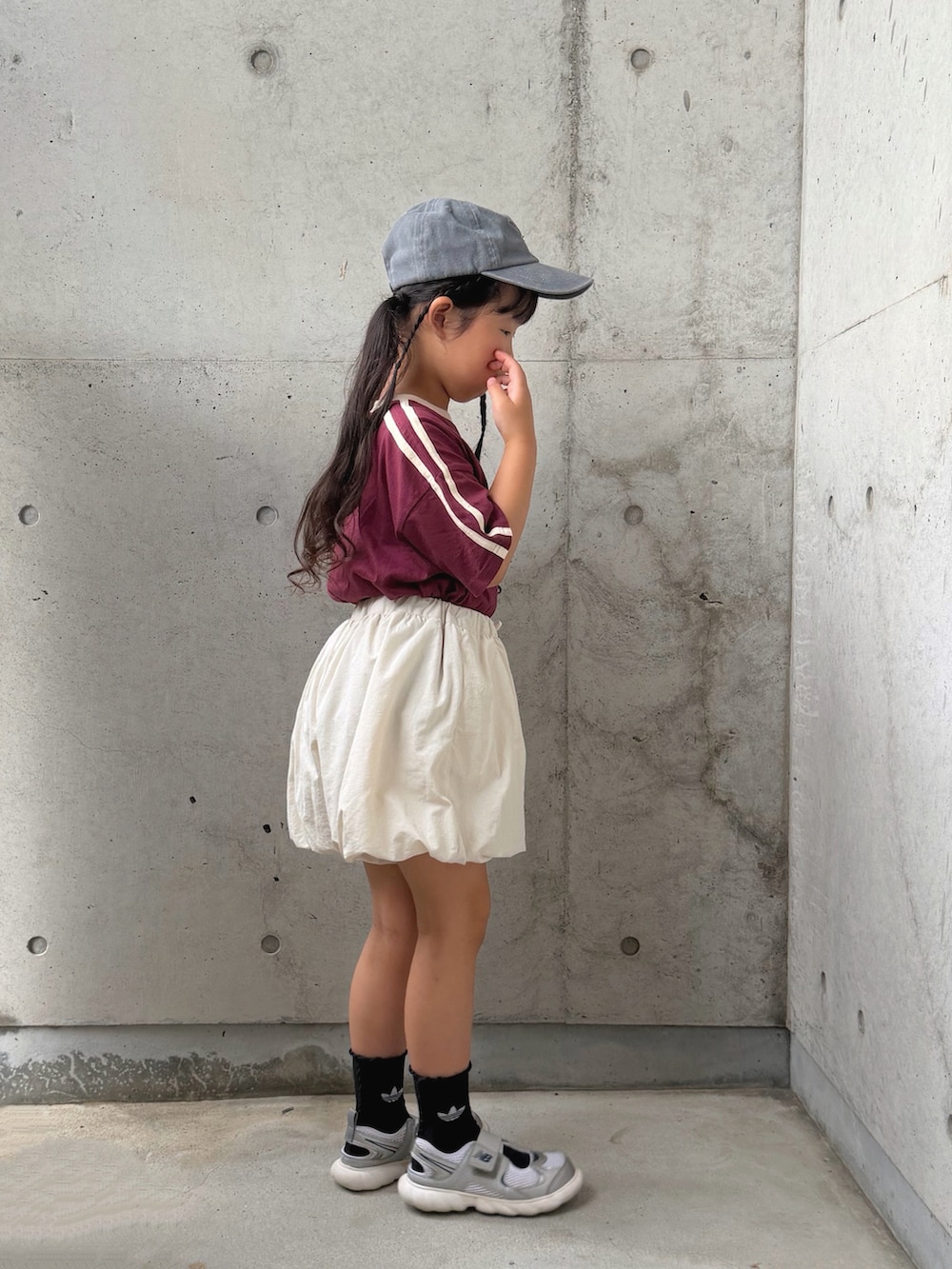 レッド系のTシャツ/カットソー、ホワイト系のその他パンツ、シルバー系のスニーカーを着用したキッズの夏コーディネートの2枚目の写真