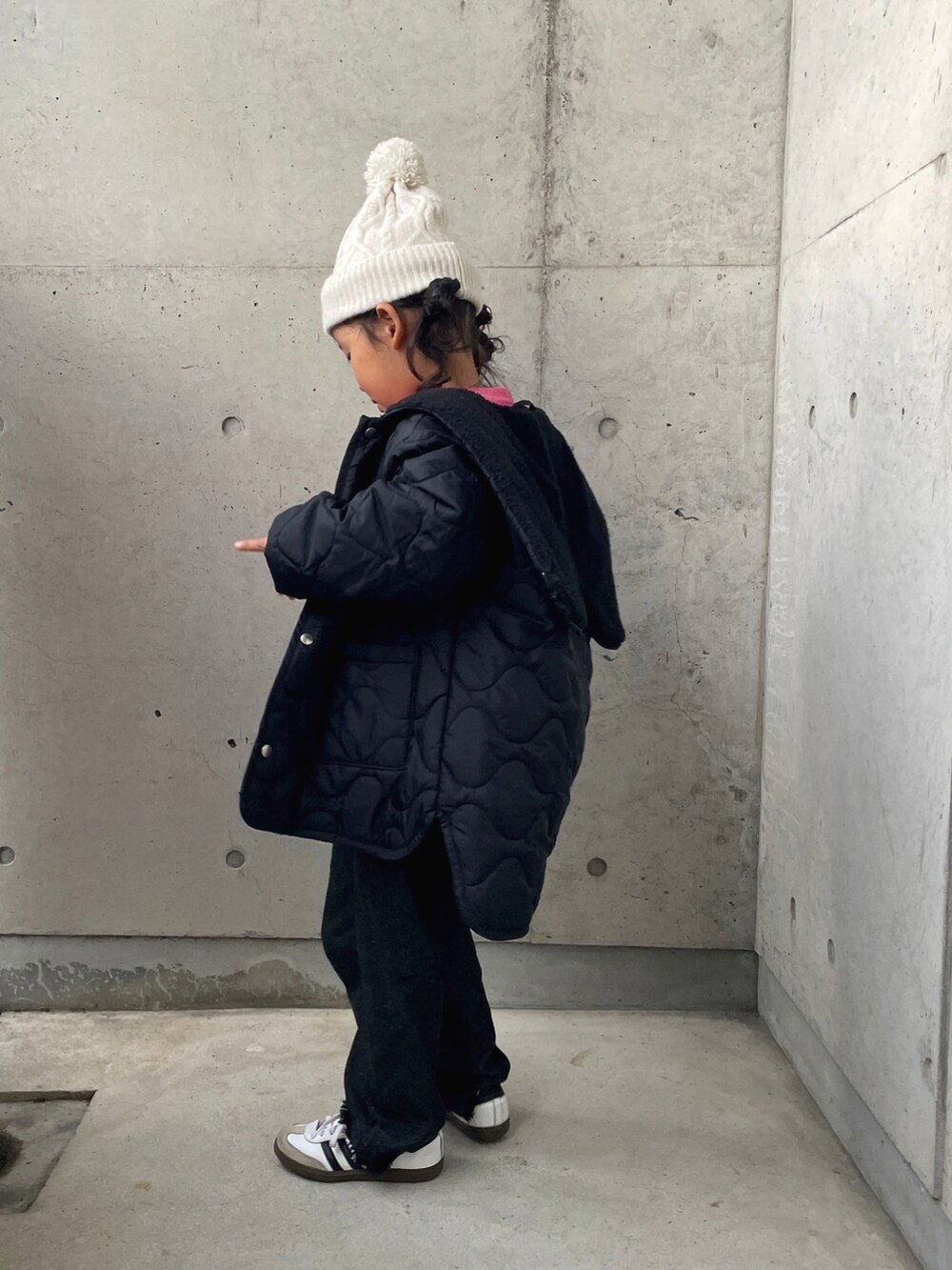 ブラック系のパンツ、ピンク系のニット/セーター、ホワイト系のTシャツ/カットソーを着用したキッズの秋コーディネートの5枚目の写真