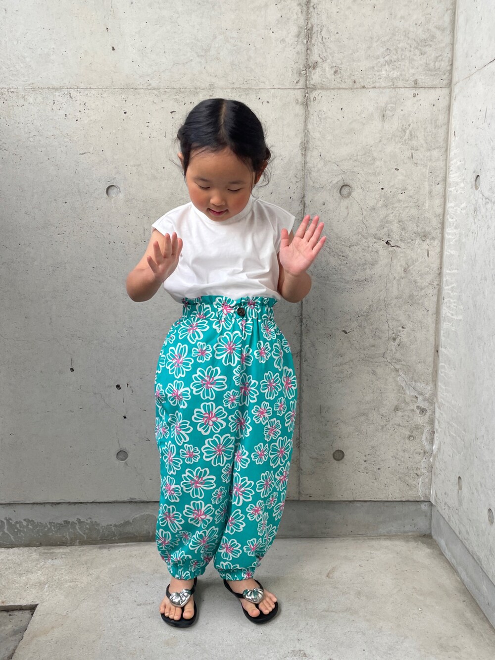 グリーン系のその他パンツ、ブラック系のサンダル、ベージュ系のハットを着用したキッズの春コーディネートの4枚目の写真