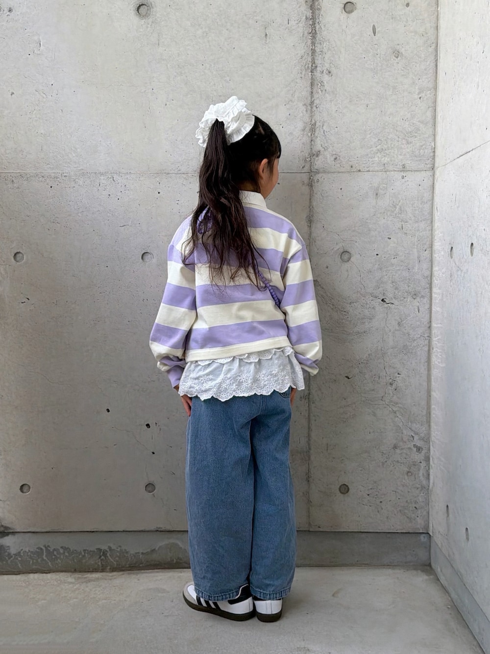 パープル系のTシャツ/カットソー、ホワイト系のトップス、ブルー系のパンツを着用したキッズの春コーディネートの4枚目の写真