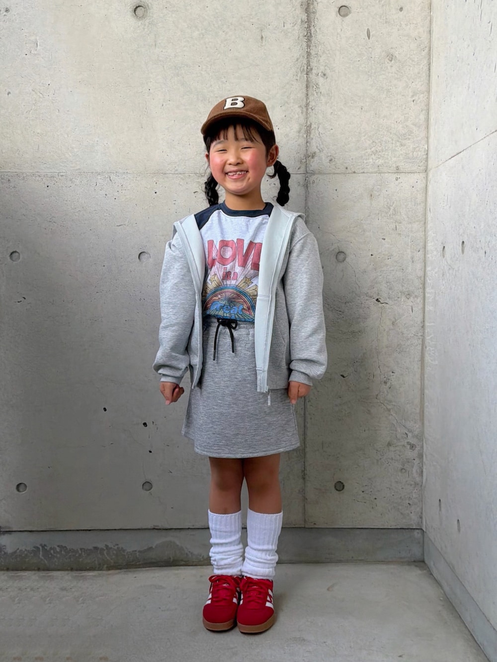 レッド系のスニーカー、グレー系のパーカー、グレー系のTシャツ/カットソーを着用したキッズの春コーディネートの2枚目の写真