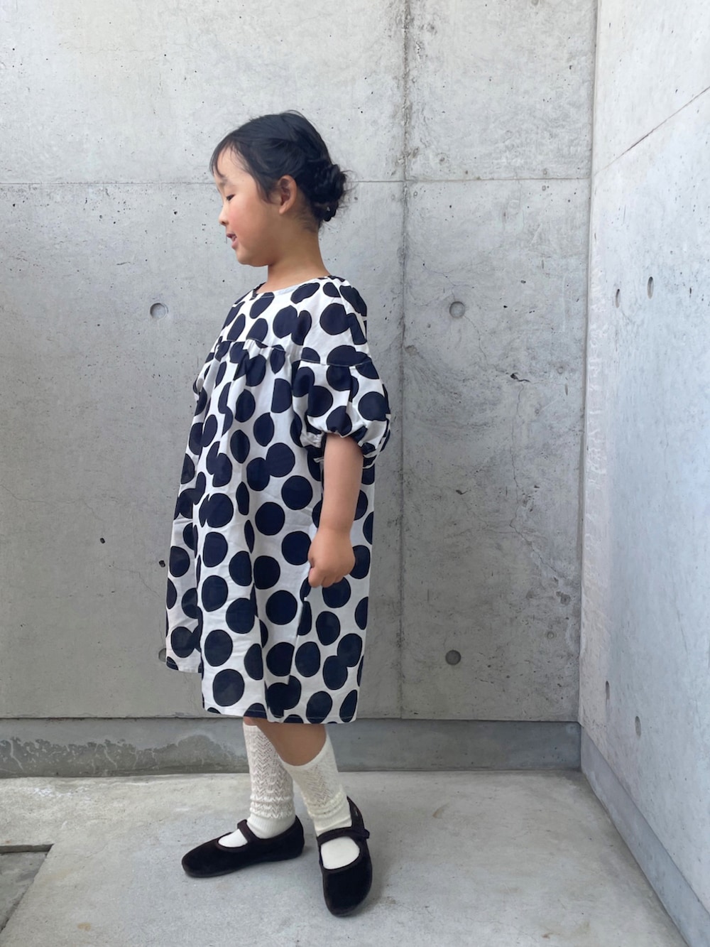 「ワンピース、パフスリーブ、キッズコーデ、キッズファッション、女の子、ドット柄、バレエシューズ、夏コーデ、お出かけコーデ、プチプラ、PR、こどもの森eshop」｜「CientaのCienta ベロアストラップシューズ(KIDS)（バレエシューズ、ブラウン系）」を使った、ioooさん（キッズ・110cm）の春コーディネートの5枚目の写真