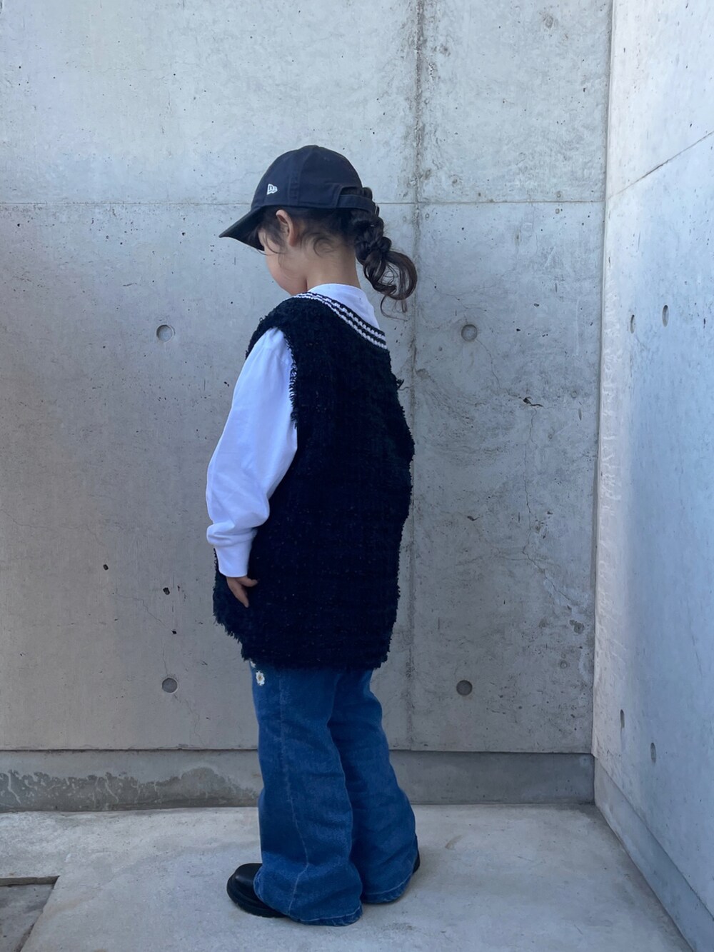 ブラック系のブーツ、ブルー系のTシャツ/カットソー、ブルー系のデニムパンツを着用したキッズの冬コーディネートの2枚目の写真