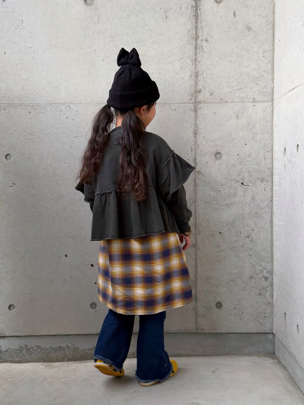 グレー系のTシャツ/カットソー、ベージュ系のミリタリージャケット、ブルー系のデニムパンツを着用したキッズの秋コーディネートの4枚目の写真