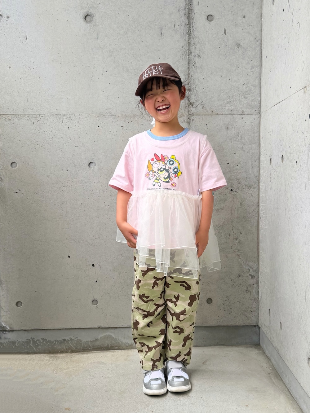 その他のその他パンツ、ピンク系のTシャツ/カットソー、ホワイト系のTシャツ/カットソーを着用したキッズの春コーディネートの5枚目の写真